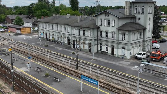 Kolej na zmiany w Tomaszowie Mazowieckim. Ruszyła przebudowa stacji: nowe perony, tunel i windy do 2027 r.
