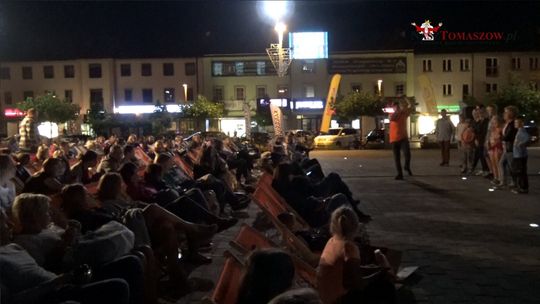 Kolejny seans filmowy z cyklu "Kino na leżakach"