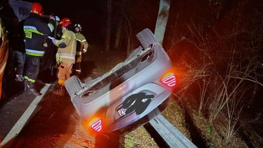 Kolizja na drodze krajowej nr 48. Jeden z pojazdów dachował