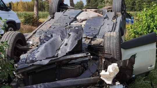 Kolizja w Józefinie. Auto uderzyło w drzewo i dachowało – interweniowało OSP Ujazd i JRG Tomaszów