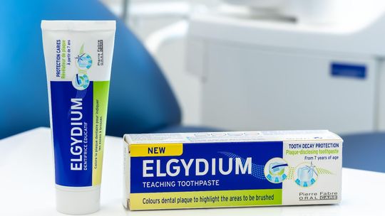 Kolorowy detektyw na półce w twojej łazience – ELGYDIUM Edukacyjna pasta do zębów