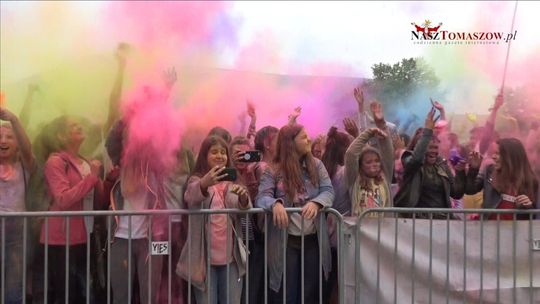 Kolorowy Holi Festival. Przyszły tłumy mimo deszczu