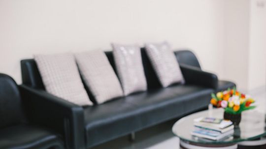 Komfortowa sofa do poczekalni - jak wybrać idealny mebel do swojego biura
