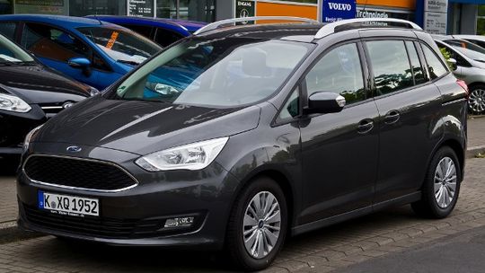 Komis samochodowy – bezpieczne miejsce do kupna auta?