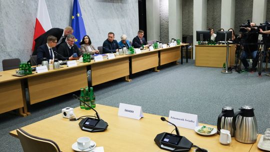 Komisja ds. Pegasusa rozpoczęła obrady; nie stawił się Wąsik, to samo zapowiedział Kamiński
