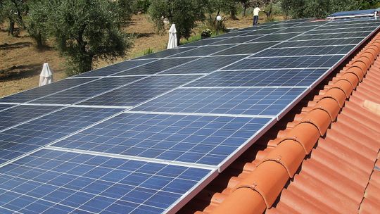 Koncerny energetyczne zarobią na przydomowych instalacjach. Rząd "kładzie łapę" na fotowoltaice