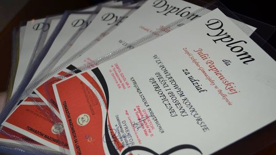 KONCERT FINALISTÓW IX POWIATOWEGO  KONKURSU PIEŚNI I PIOSENKI PATRIOTYCZNEJ