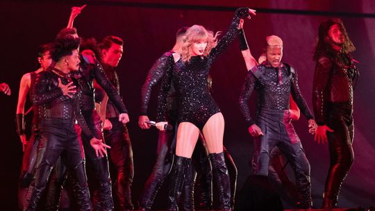 Koncerty gwiazd, na które warto się wybrać w 2024 roku. W Polsce wystąpią m.in. Taylor Swift, Sting, Ed Sheeran, Lenny Kravitz i Andrea Bocelli