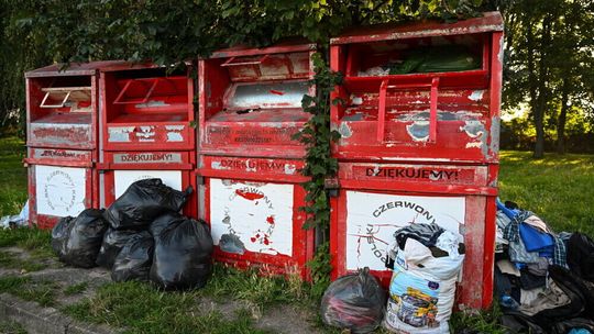 Koniec współpracy Wtórpolu z PCK. Co dalej z kontenerami na odzież w Tomaszowie Mazowieckim?