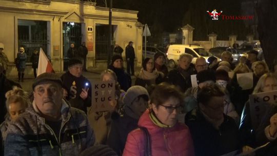 Konstytucja zamiast Pisma Świętego; choinkowa bombka symbol wojny
