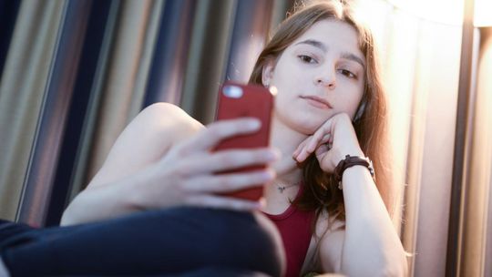 Korzystanie z telefonu przez matkę może negatywnie wpływać na rozwój mowy u dziecka