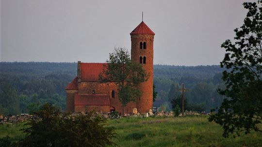 Czy kościółek w Inowłodzu stanie się ofiarą patodweloperki?