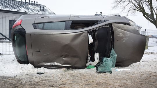 Kradzione auto i 1,2 promila — 27-latek doprowadził do dachowania