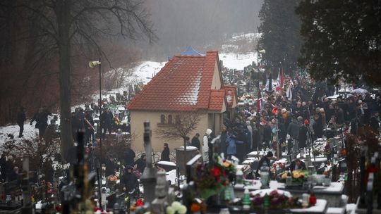Ks. Isakowicz-Zaleski spoczął na cmentarzu parafialnym w Rudawie pod Krakowem