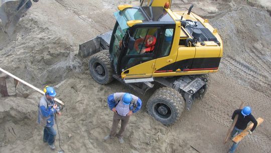 Kto kogo robi na szaro? Prawie 2 mln Polaków dostaje pod stołem nieopodatkowaną pensję