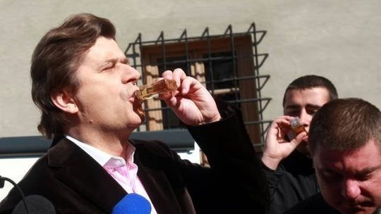 Kto się lubi tarzać w błocie -  rzecz o pośle Palikocie
