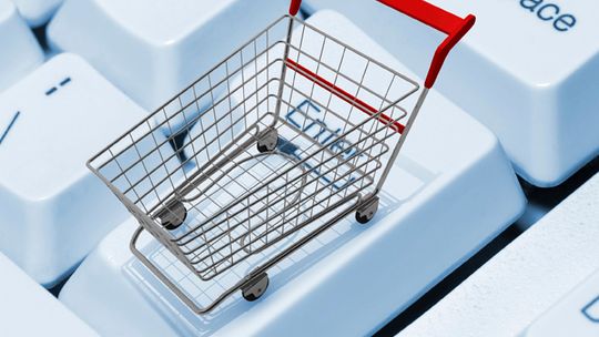 Kupując świąteczne prezenty w sieci łatwo o pomyłkę. Jak oddać nietrafiony upominek?