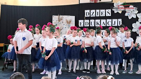 Kwiaty, muzyka i szkolne wspomnienia. Wyjątkowa uroczystość w tomaszowskiej Dziewiątce!