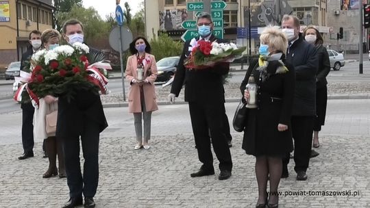 Kwiaty pod pomnikiem Tadeusza Kościuszki
