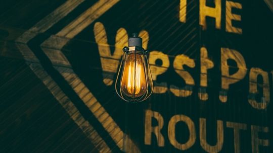 Lampy industrialne – do jakich pomieszczeń się nadają?