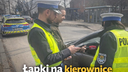„Łapki na kierownicę”. Policja przypomina: telefon za kierownicą to realne zagrożenie