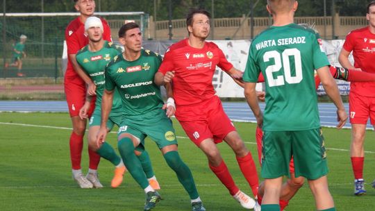 Lechia Tomaszów Mazowiecki przegrywa w Sieradzu: Zacięta walka, ale brak punktów w starciu z Wartą