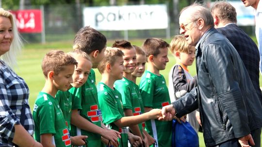 Lechia zaprezentowała puchar za udział w krajowym etapie  turnieju "Z Podwórka na Stadion"