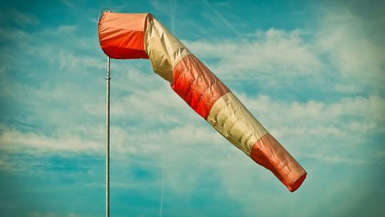 Łódzkie/ IMGW: we wtorek w całym regionie możliwy silny wiatr i burze