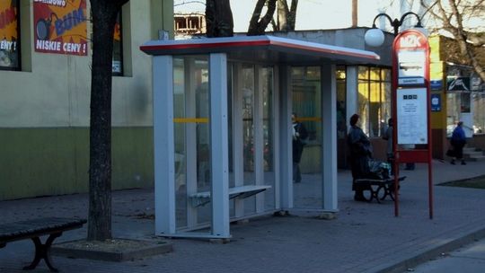 Ludzie listy piszą... nawet na przystanku