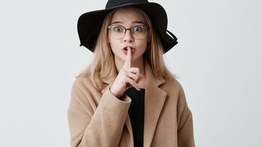 Ludzie z problemami emocjonalnymi częściej wierzą w teorie spiskowe. Dają im one łatwe wyjaśnienia trudnych przeżyć