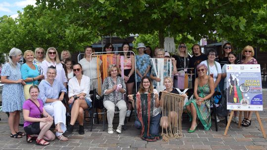 Makramowe inspiracje na Placu Kościuszki – „Sztuka sznurka” w Tomaszowie Mazowieckim Makramowe inspiracje na Placu Kościuszki – „Sztuka sznurka” w Tomaszowie Mazowieckim