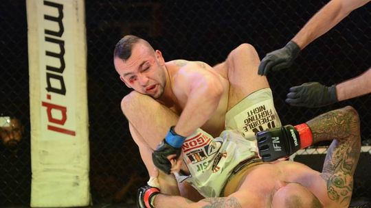 MARCIN KRAKOWIAK wygrywa na gali MMA w Częstochowie