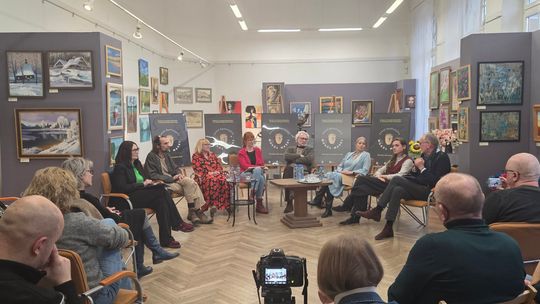 Maski, które mówią więcej niż twarz. Dyskusja w tomaszowskim muzeum