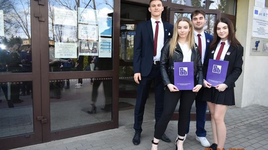 Maturzyści w II LO zakończyli naukę. Teraz matura 