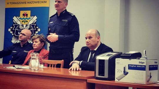 Miasto przekazało tomaszowskim policjantom nowoczesny tester narkotyków