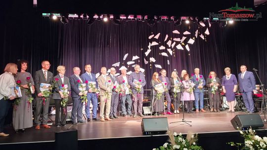 Miejsko-powiatowa gala dla nauczycieli w Tomaszowie. Wręczono medale, nagrody i podziękowania