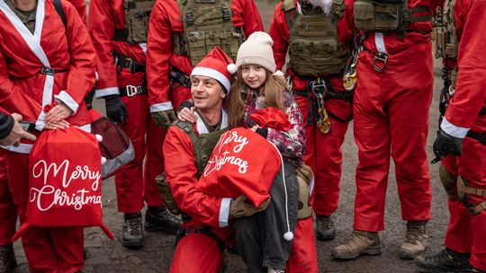 „Mikołaj na dachu” – kiedy magia świąt zjeżdża na linach prosto do szpitalnego okna