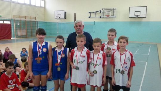Mikołajki- 2013 – Wojewódzki  Turniej Mini Piłki Siatkowej - 30 lecie Szkoły na Niebrowie