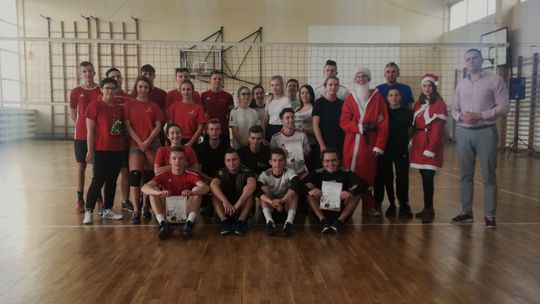 Mikołajkowy Turniej Piłki Siatkowej w ZSP 8