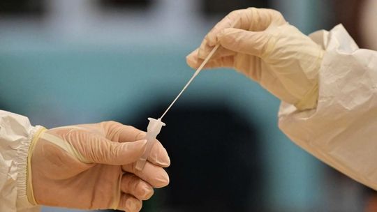 Mikrobiolog: gdy podejrzewamy zakażenie koronawirusem powinniśmy jak najszybciej wykonać test