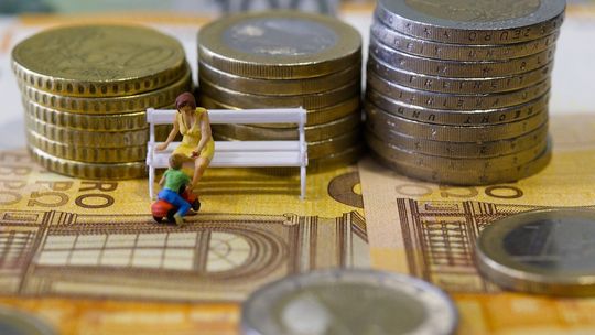 Miliardowe długi alimenciarzy. Rekordzista zalega swoim dzieciom 973 tys. zł [DANE Z REJESTRÓW]