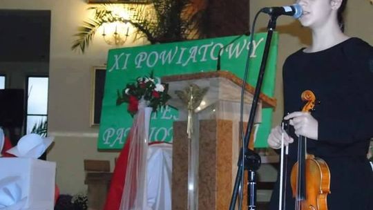 MIŁOŚĆ DO OJCZYZNY WYŚPIEWANA  PRZEZ UCZENNICE Z 'CZWÓRKI'