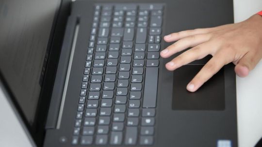 Miłość z internetu mniej intensywna? Wyniki międzynarodowych badań