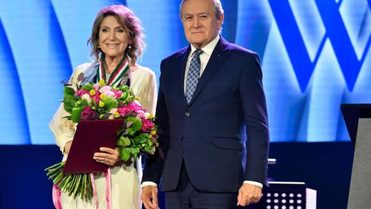 Minister Gliński uhonorował Halinę Frąckowiak złotym medalem "Zasłużony Kulturze Gloria Artis”
