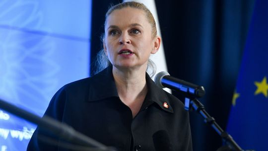 Minister Nowacka: to szkoła ma zapewnić powszechną wiedzę, a nie dom