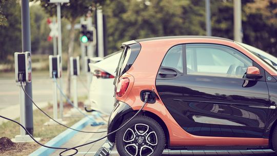 Ministerstwo Klimatu i Środowiska zamierza ułatwić instalację prywatnych punktów ładowania w budynkach wielorodzinnych