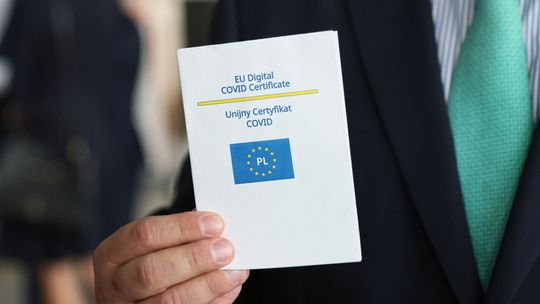 Ministerstwo Zdrowia wydłuża ważność certyfikatów covidowych dla osób po trzeciej dawce szczepienia