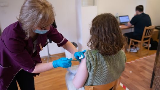 Ministerstwo Zdrowia: zaledwie 1,41 proc. w pełni zaszczepionych zostało zakażonych