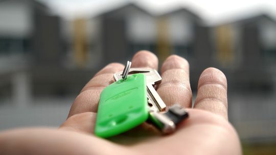 Mity o osobach wynajmujących mieszkania obalone w raporcie „Dekada polskiego rynku najmu”