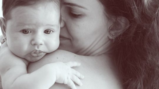 Mleko mamy zmienne jest… o tym, jak zmienia się pokarm kobiecy i dostosowuje do potrzeb dziecka